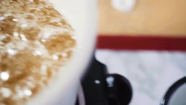 Karamelisasi Gula Dalam Panci Masak Kecil Atas Kompor Listrik Kecil — Stok Video