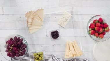 Çeşitli peynir ve meyve salatası çeşitleri 