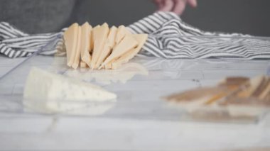 Çeşitli peynir ve meyve salatası çeşitleri 
