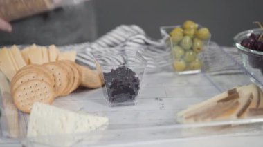 Çeşitli peynir ve meyve salatası çeşitleri 