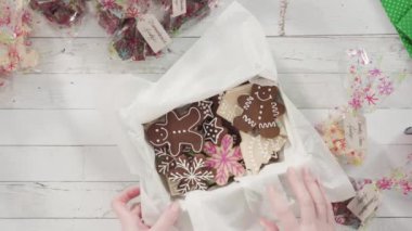 Hediyeler için ev yapımı zencefilli ekmek ve şeker Noel kurabiyeleri paketliyorum..