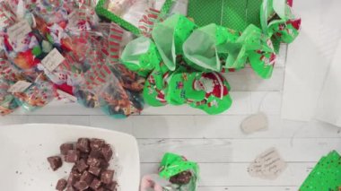 Hediyeler için ev yapımı zencefilli ekmek ve şeker Noel kurabiyeleri paketliyorum..