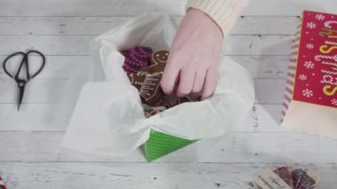 Hediyeler için ev yapımı zencefilli ekmek ve şeker Noel kurabiyeleri paketliyorum..