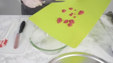 Krem peynirli kırmızı kadife kekler ve kalp ve öpücük şeklinde kırmızı çikolatalarla süslemeler..