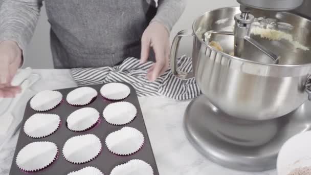 Rode Fluwelen Cupcakes Met Roomkaas Glazuur Versiert Met Hart Kusvormige — Stockvideo