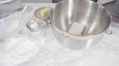 Pasta yapmak için unu diğer malzemelerle karıştırmak..