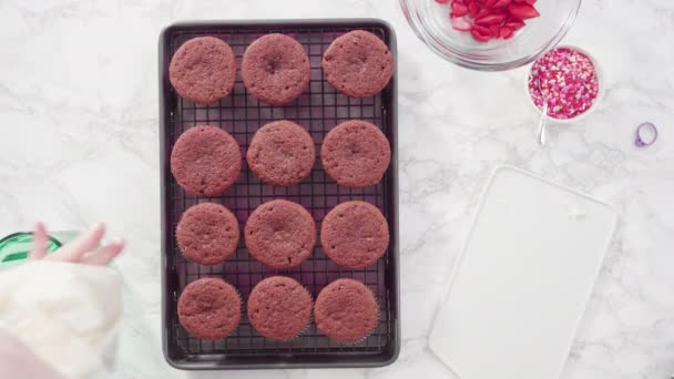 Cupcake Velluto Rosso Con Glassa Crema Formaggio Decora Con Cuore — Video Stock