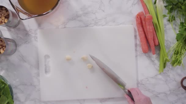 Різання Овочів Білій Дошці Приготування Вегетаріанського Супу Білої Квасолі — стокове відео