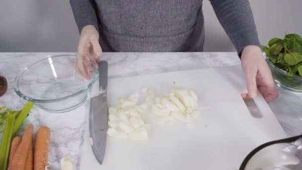 Різання Овочів Білій Дошці Приготування Вегетаріанського Супу Білої Квасолі — стокове відео