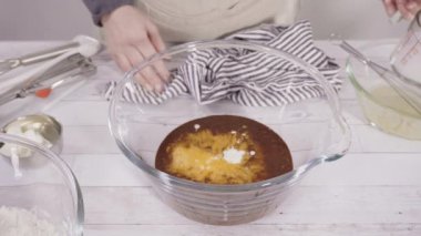 Çikolatalı ahududu kekleri pişirmek için malzemeler karıştırıyorum..