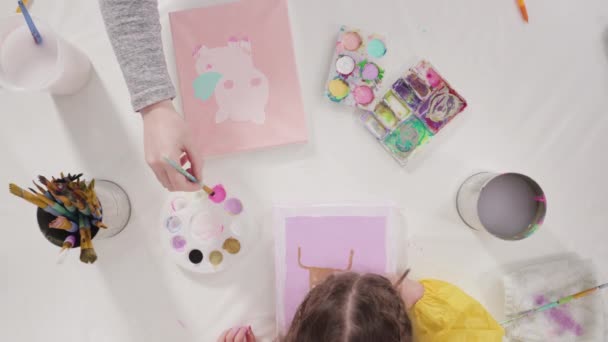 画布上有丙烯酸涂料的妇女绘画 学习艺术项目 — 图库视频影像