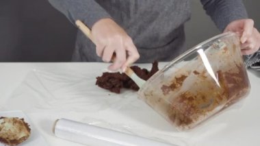 Kadın çikolatalı pasta yapıyor.