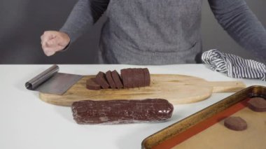 Kadın kek yapıyor.