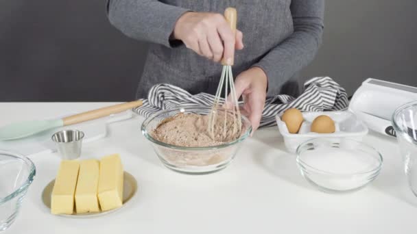 Kadın Çikolatalı Pasta Yapıyor — Stok video