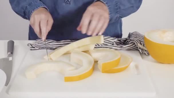 Mujer Preparando Comida Cocina — Vídeos de Stock