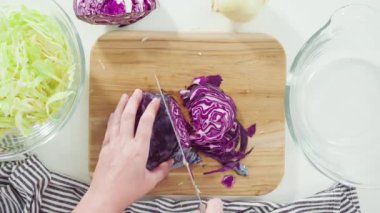 Mutfakta sebze doğrayan bir kadın.