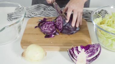 Mutfakta sebze doğrayan bir kadın.