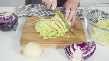 Mutfakta sebze doğrayan bir kadın.