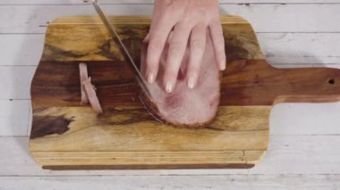 Tahtanın üzerinde bir parça domuz eti.