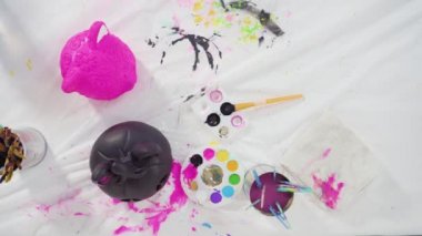 Cadılar Bayramı için akrilik boyalı balkabağı boyama.