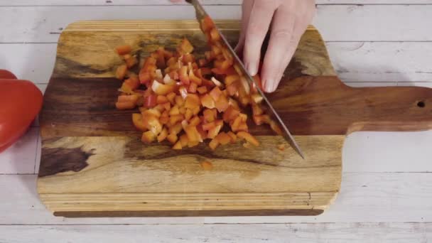 Biologische Rode Paprika Snijden Een Hout Snijplank — Stockvideo