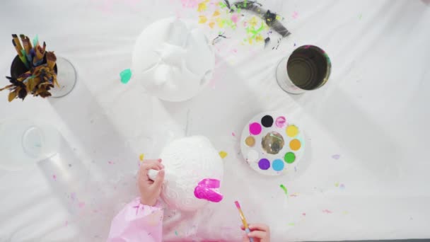 Målning Hantverk Pumpa Med Akrylfärg För Halloween — Stockvideo