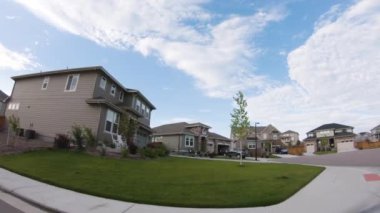 Denver, Colorado, ABD-19 Temmuz 2020 - Bir yaz sabahı tipik banliyö manzarası.