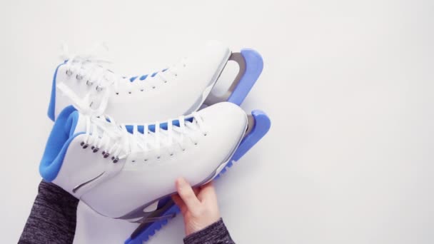 Gros Plan Une Paire Patins Sur Fond Blanc — Video