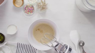 Pasta yapmak için unu diğer malzemelerle karıştırmak..