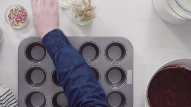 将小杯蛋糕面糊放入小杯蛋糕系列中烘焙小杯巧克力蛋糕 — 图库视频影像