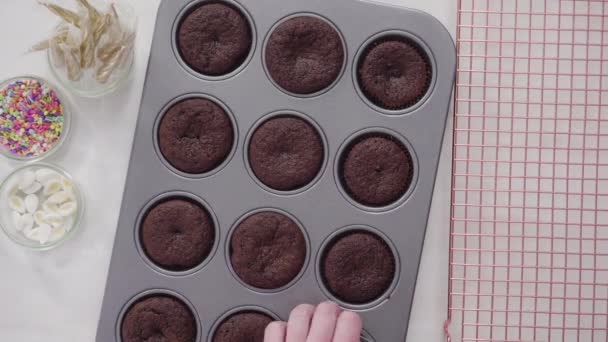 Scooping Cupcake Tészta Mini Cupcake Vonalak Sütni Mini Csokoládé Cupcakes — Stock videók