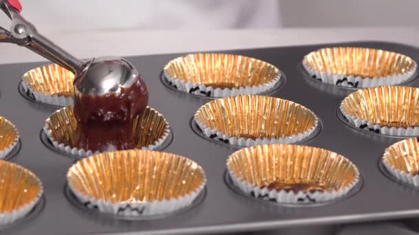 Escavar Massa Cupcake Linhas Cupcake Mini Para Assar Cupcakes Chocolate — Vídeo de Stock