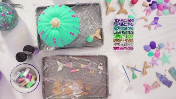 차근차근 꼬리와 껍질에 아크릴 페인트를 칠하여 할로윈 장식을 — 비디오