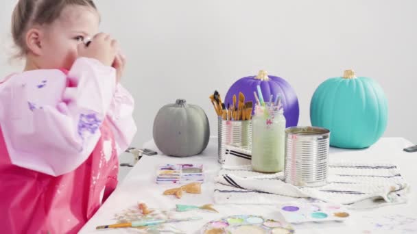 Krok Kroku Mała Dziewczynka Malowanie Syrena Ogony Muszle Farbą Akrylową — Wideo stockowe