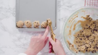 Ev yapımı çikolatalı kurabiyeler. Hamur kepçeleri..