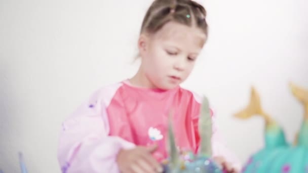 Schritt Für Schritt Kleines Mädchen Bemalt Meerjungfrauenschwänze Und Muscheln Mit — Stockvideo