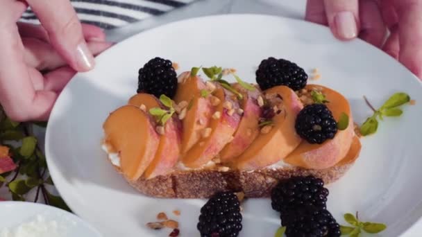 一步一步 用有机桃子和浆果做番茄酱面包 — 图库视频影像