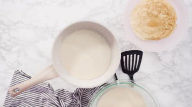 Orta sıcaklıkta küçük bir tavada krep yapmak..