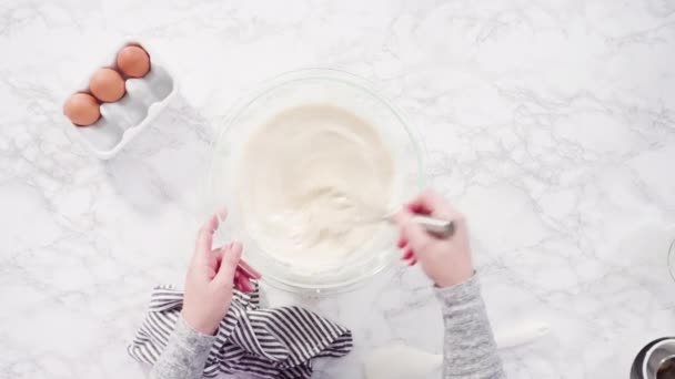 Meel Mengen Met Andere Ingrediënten Een Taart Bakken — Stockvideo