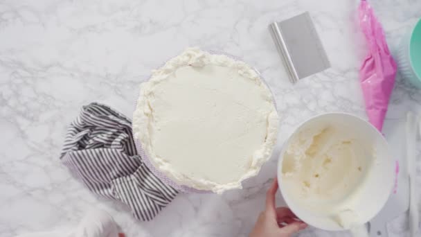 用粉红奶油糖霜糖霜包裹的圆形漏斗饼层 — 图库视频影像