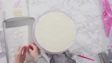 Yuvarlak funfetti pastasını pembe ve beyaz fondant kar taneleriyle süslüyorum..