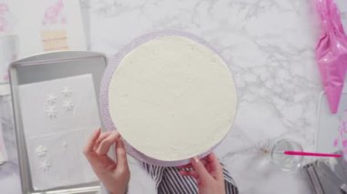 Yuvarlak funfetti pastasını pembe ve beyaz fondant kar taneleriyle süslüyorum..