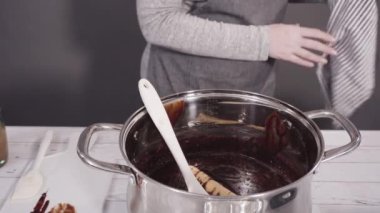 Basit çikolatalı şekerlemeler yapmak için yemek kabındaki malzemeleri karıştırıyorum..