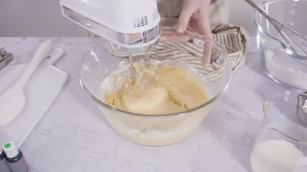 Ingrediente Miscelazione Una Ciotola Con Miscelatore Elettrico Cuocere Cupcake Alla — Video Stock