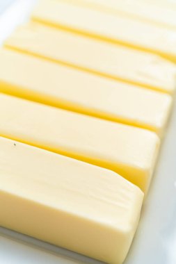 Seramik tepside oda sıcaklığına tereyağı şişeleri getirilir..