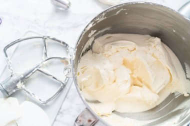 Vanilyalı pasta süslemek için krema yapıyorum..