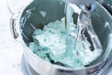 Vanilyalı pasta süslemek için krema yapıyorum..