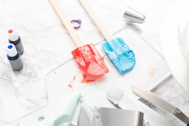 Vanilyalı pasta süslemek için krema yapıyorum..