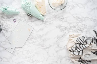 Düz yatıyordu. Vanilyalı pasta süslemek için krema yapıyorum..