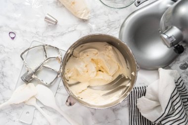 Düz yatıyordu. Vanilyalı pasta süslemek için krema yapıyorum..